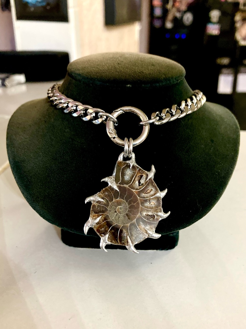 Genuine ammonite fossil shell with spikes on cuban chain choker necklace - Picture 9 of 15